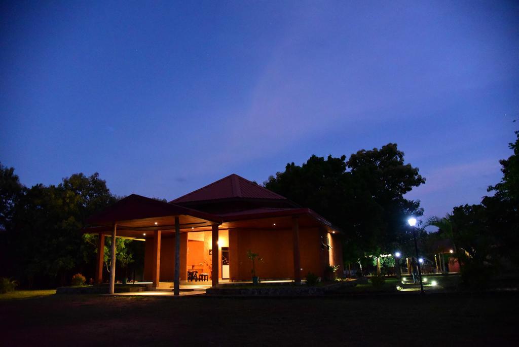 Indika Lake Resort Nuwarawewa East Extérieur photo