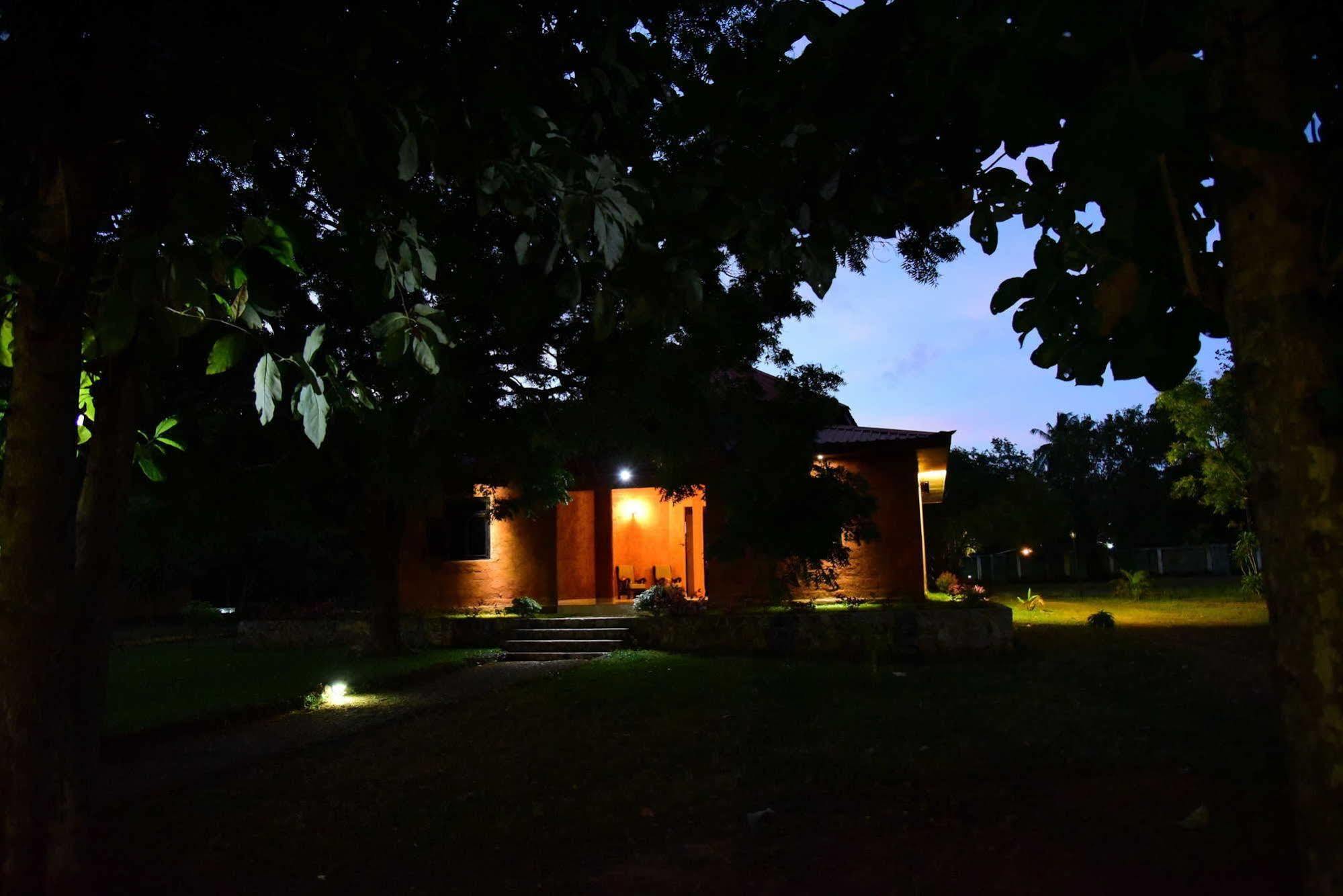 Indika Lake Resort Nuwarawewa East Extérieur photo