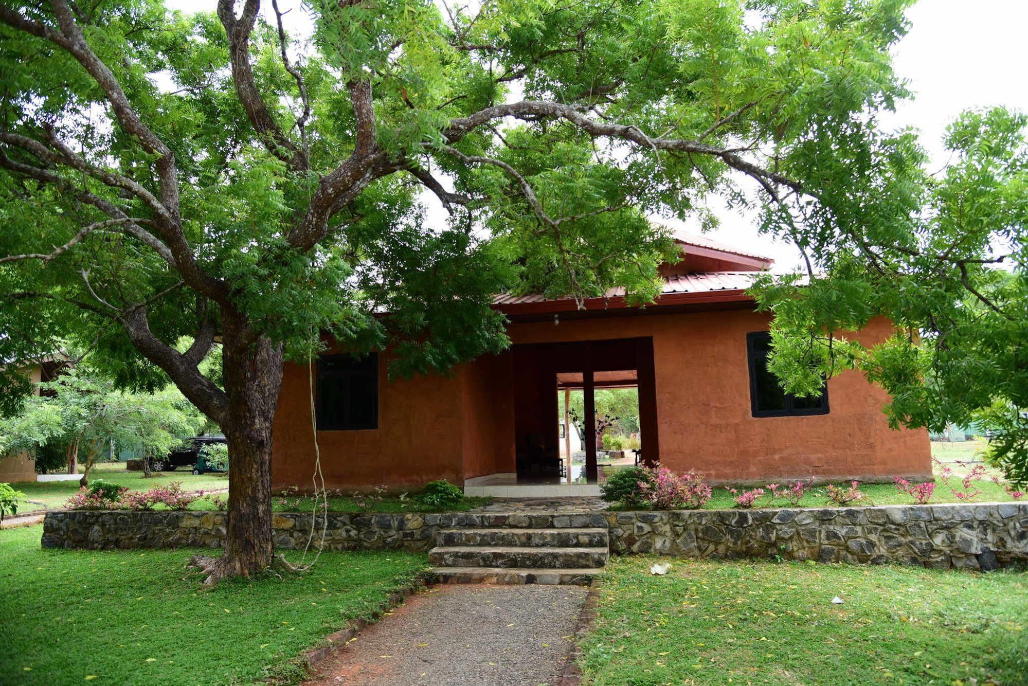 Indika Lake Resort Nuwarawewa East Extérieur photo