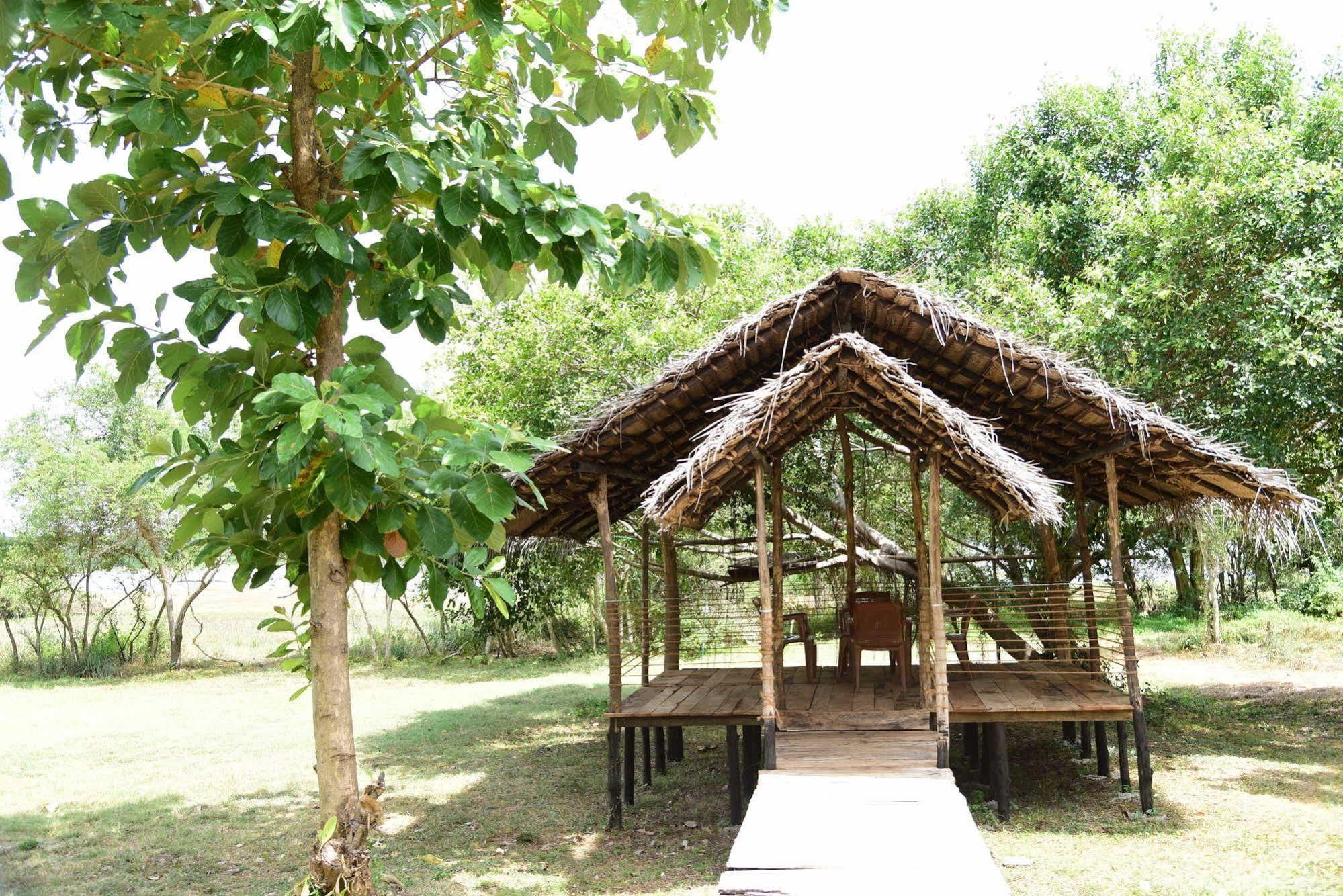 Indika Lake Resort Nuwarawewa East Extérieur photo