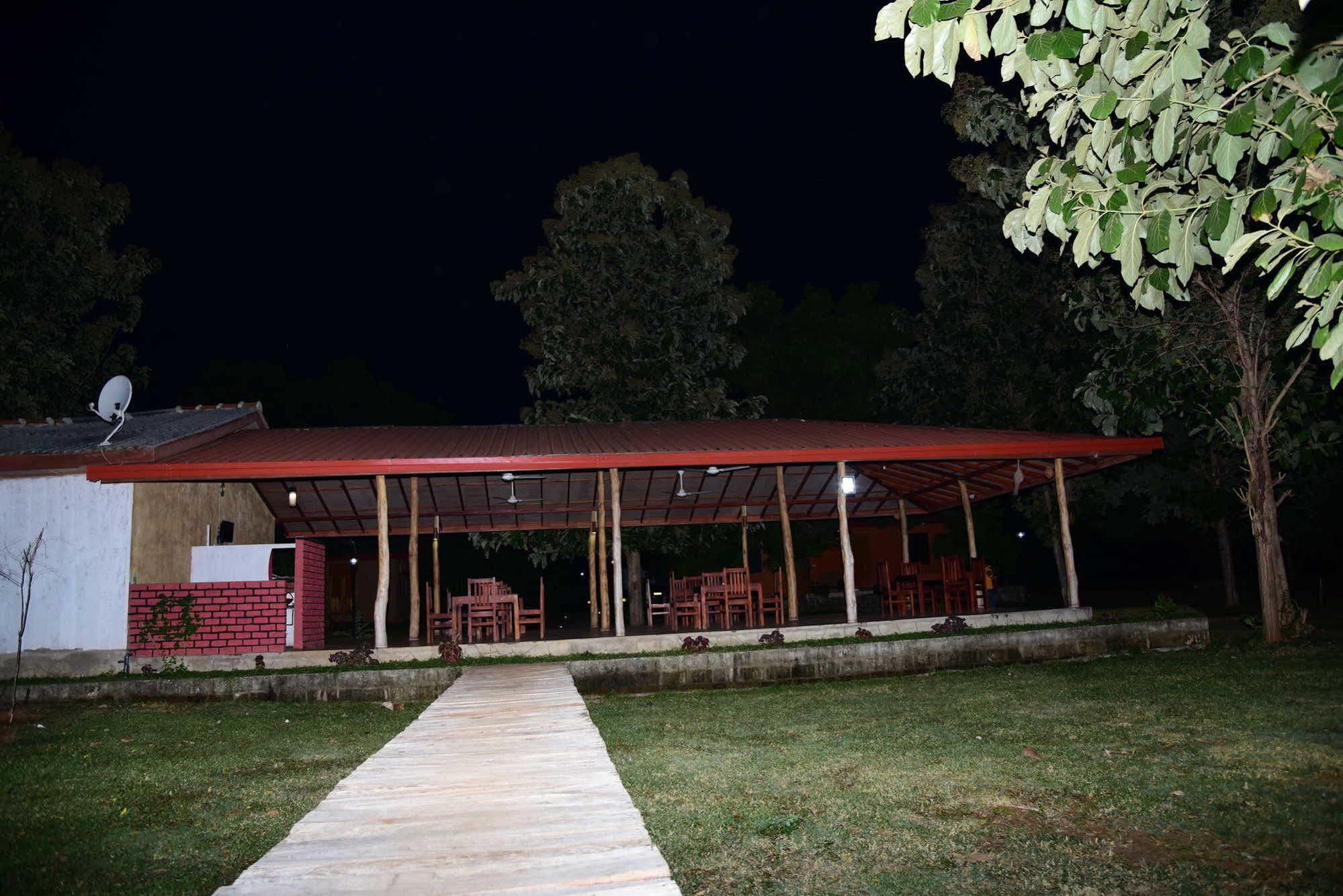 Indika Lake Resort Nuwarawewa East Extérieur photo